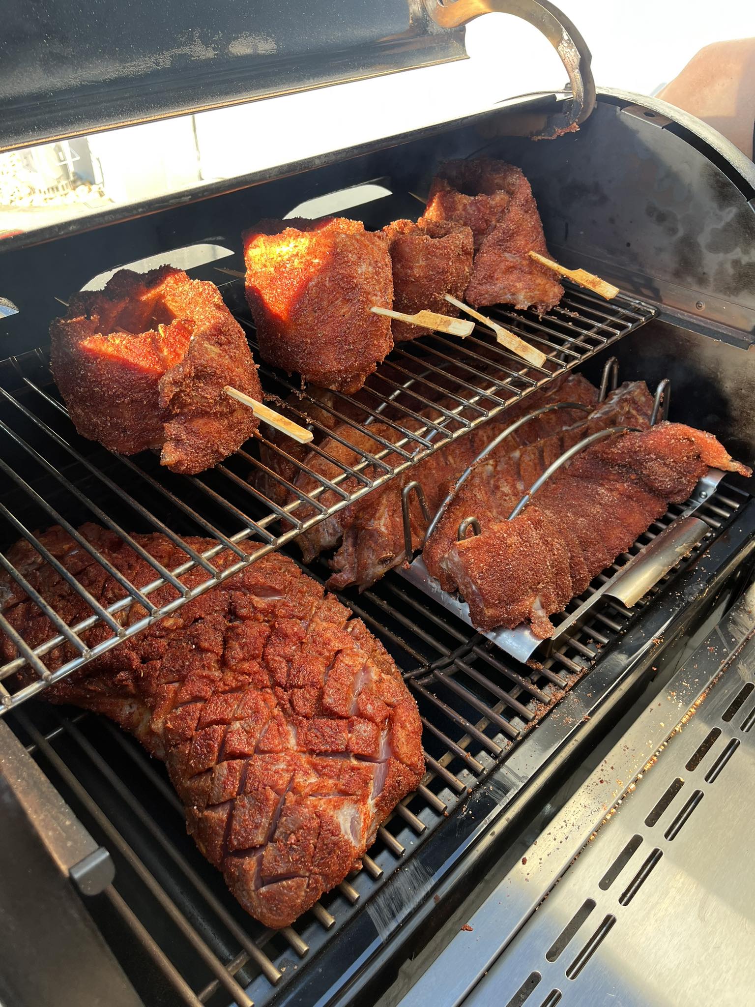 Recenze peletového grilu Weber SmokeFire - ideální na žebra a krkovice Recenze peletového grilu Weber SmokeFire - ideální na žebra a krkovice