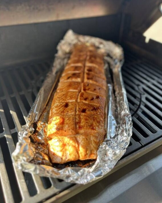 Losos na grile v alobale