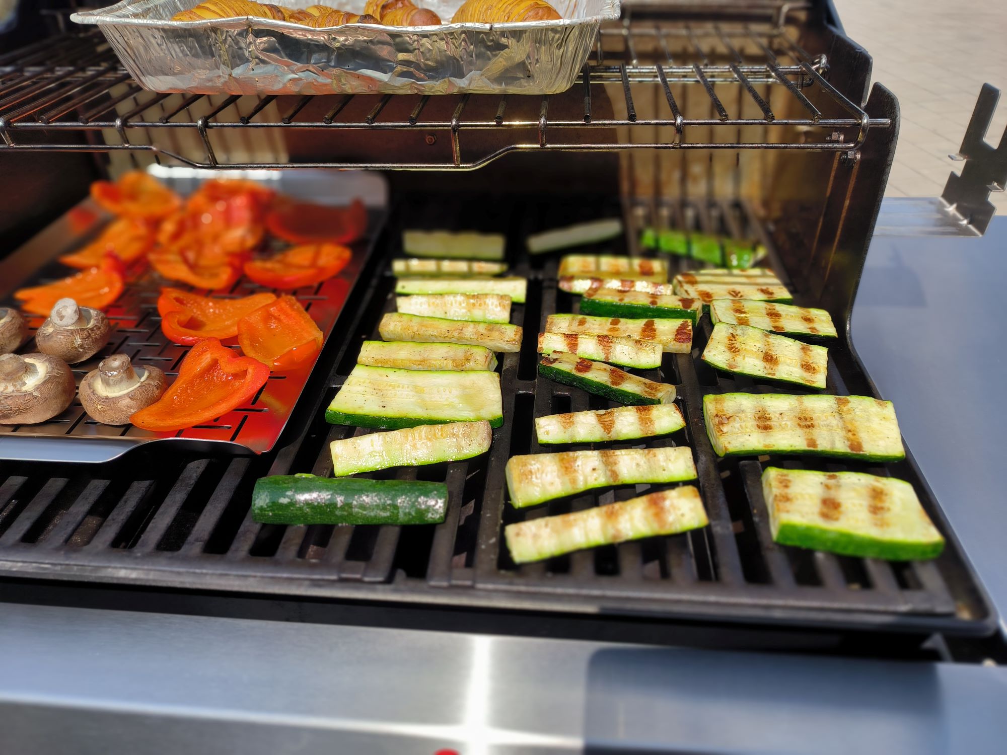Grilovaná cuketa, paprika a ďalšia zelenina na grile.