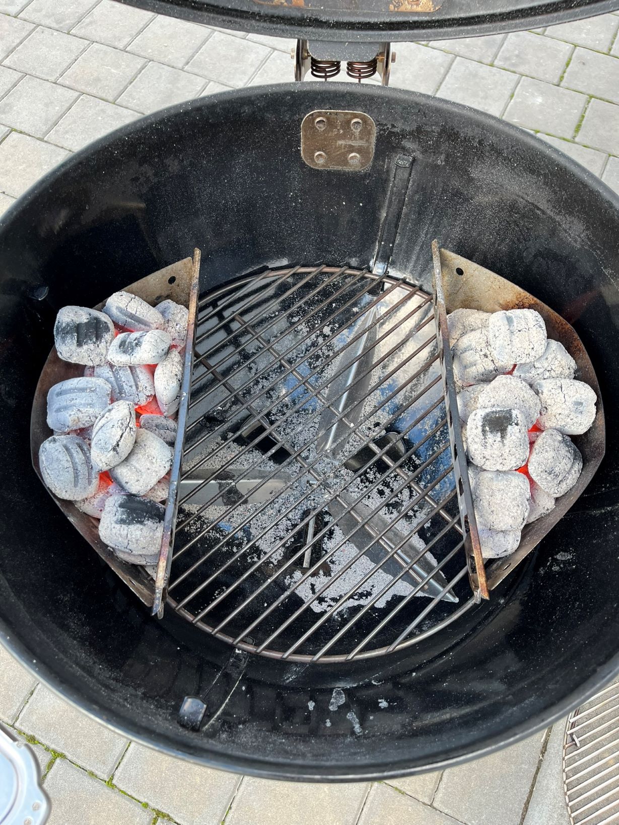 Rozmístění briket v grilu - nepřímé grilování