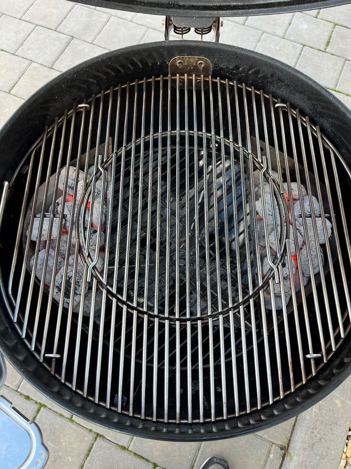 Rozmístění briket v grilu - nepřímé grilování