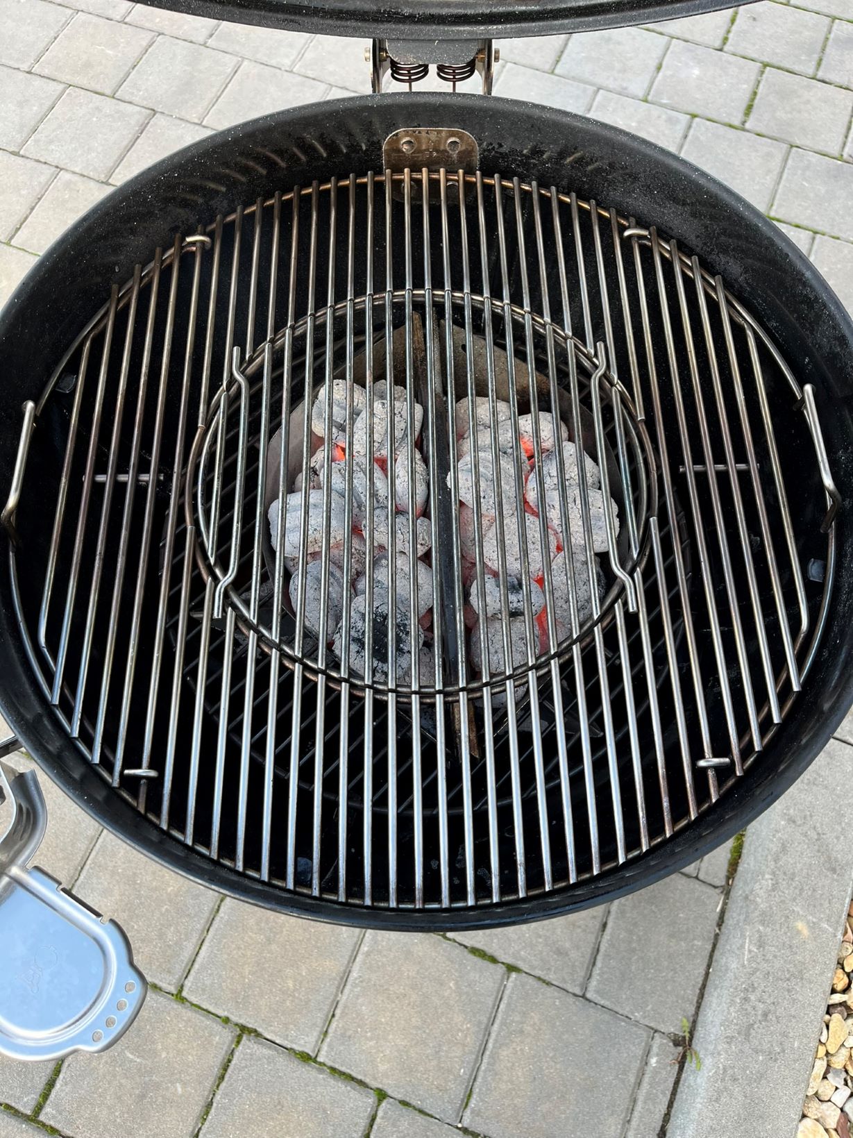 Rozmístění briket v grilu - přímé grilování