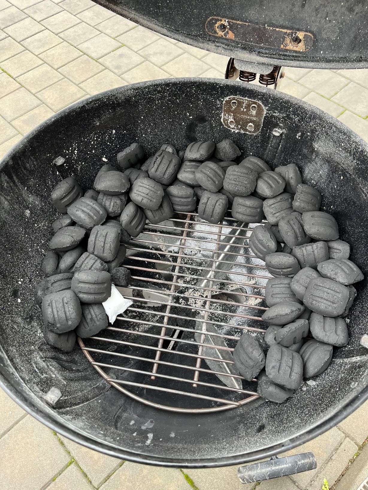 Snake metoda rozmístění briket v grilu - na začátku