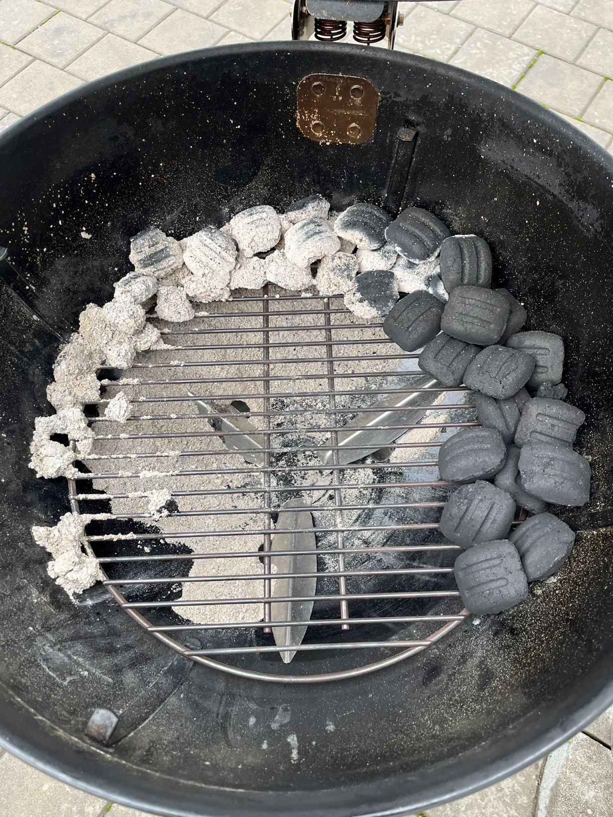Snake metoda rozmístění briket v grilu - po šesti hodinách