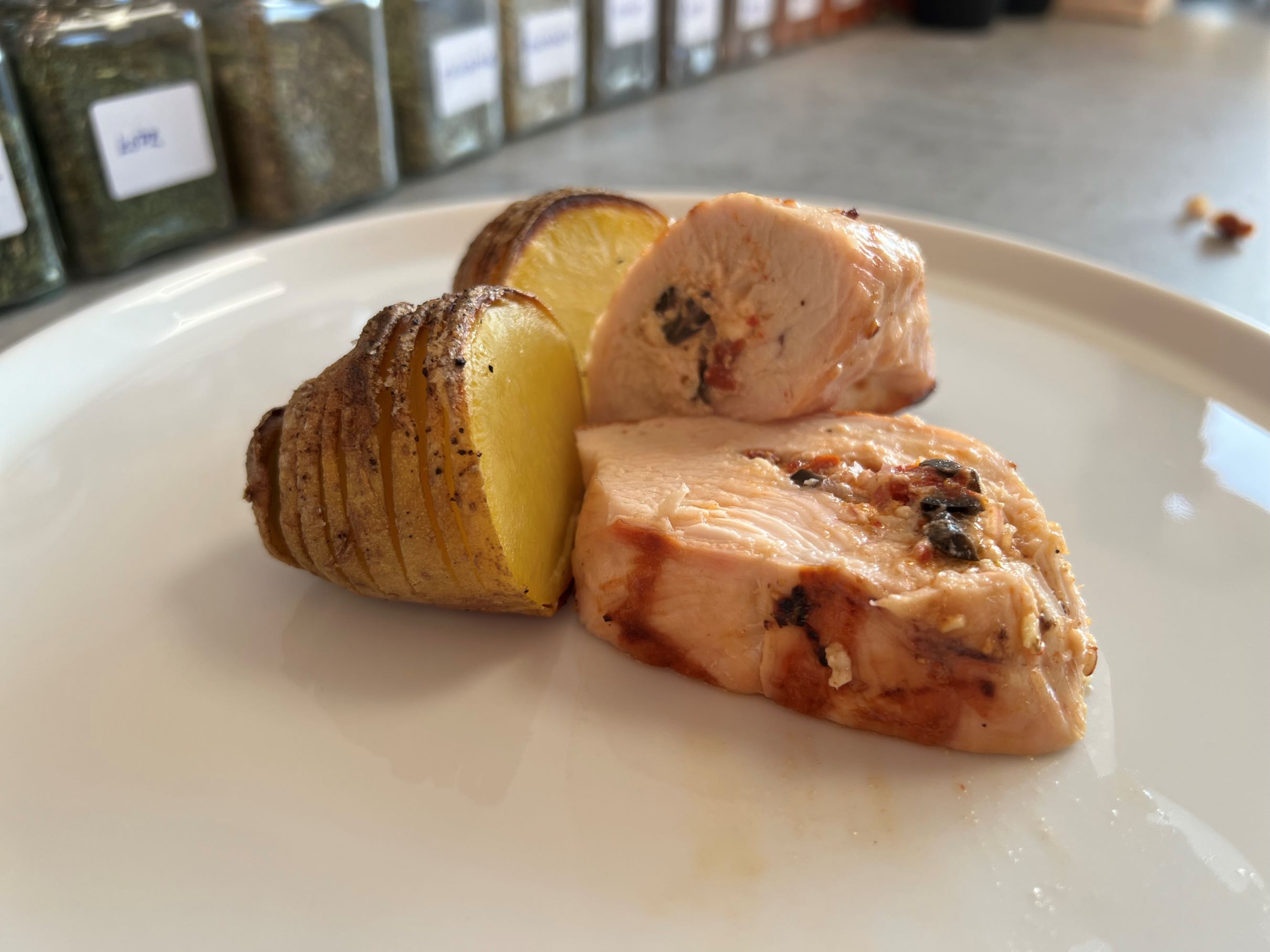 Hasselback pečené brambory na grilu - na talíři