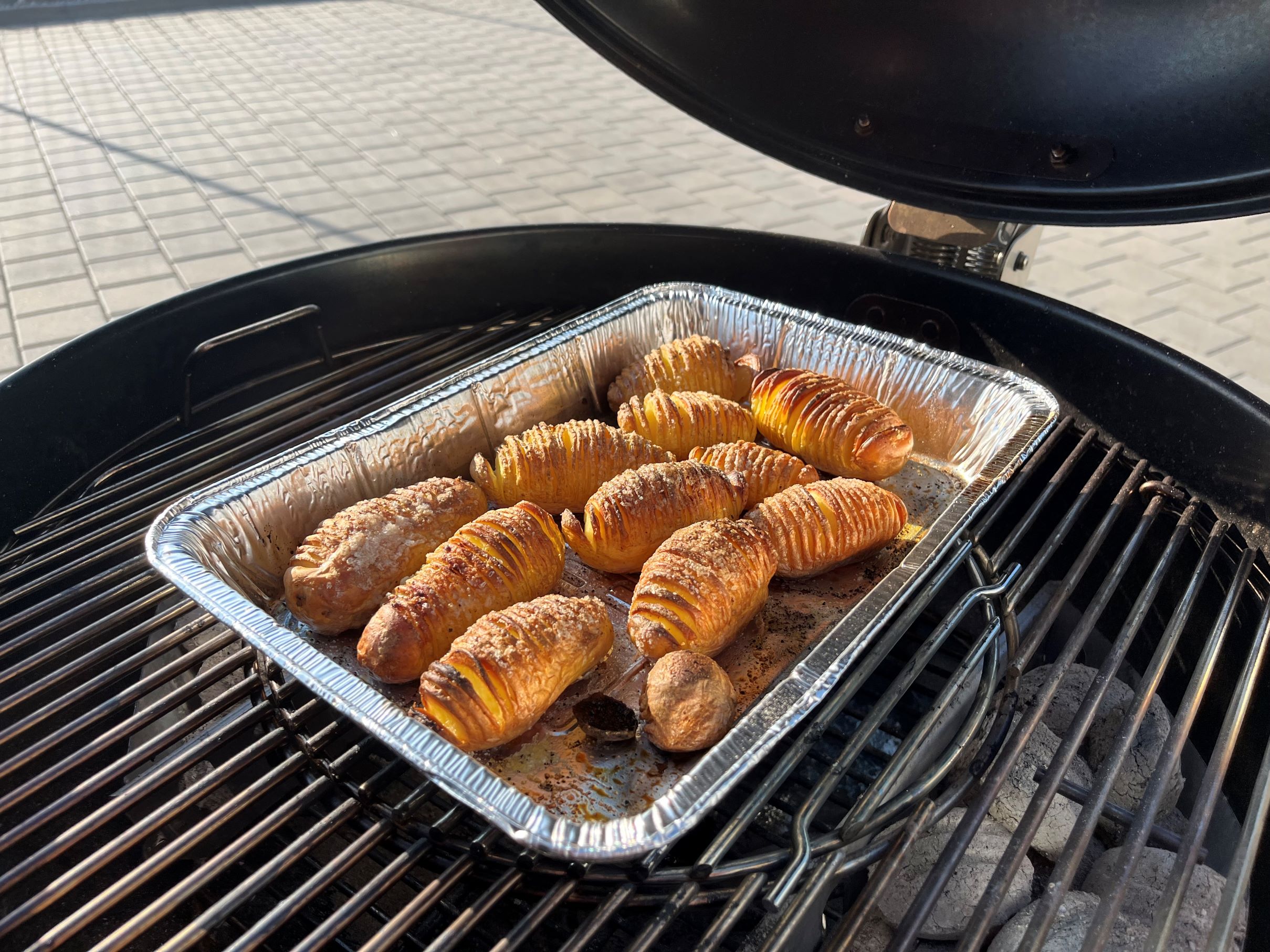 Hasselback pečené brambory na grilu - v misce