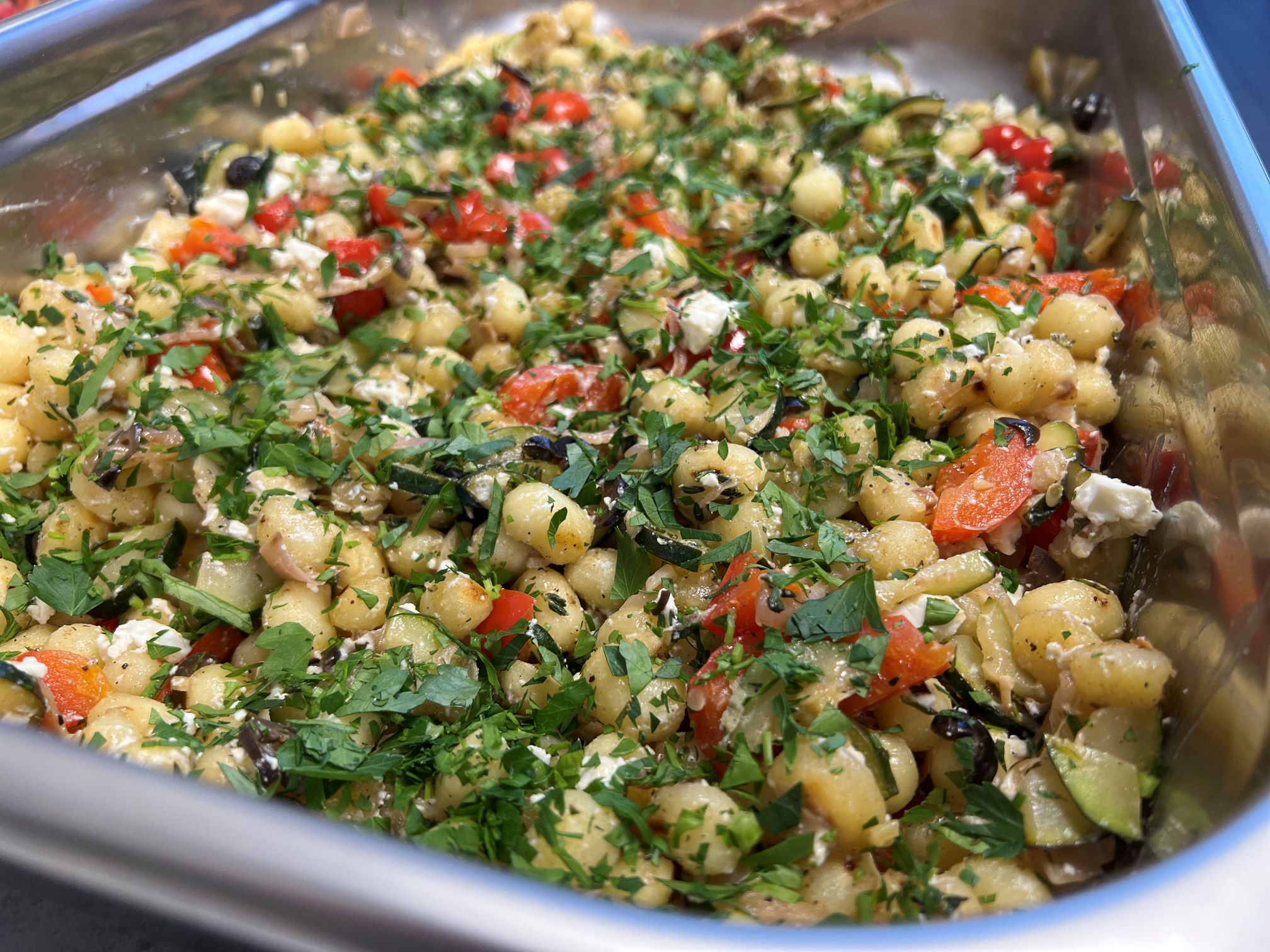 Grilované Gnocchi so zeleninou a fetou - hotové Grilované Gnocchi so zeleninou a fetou - hotové