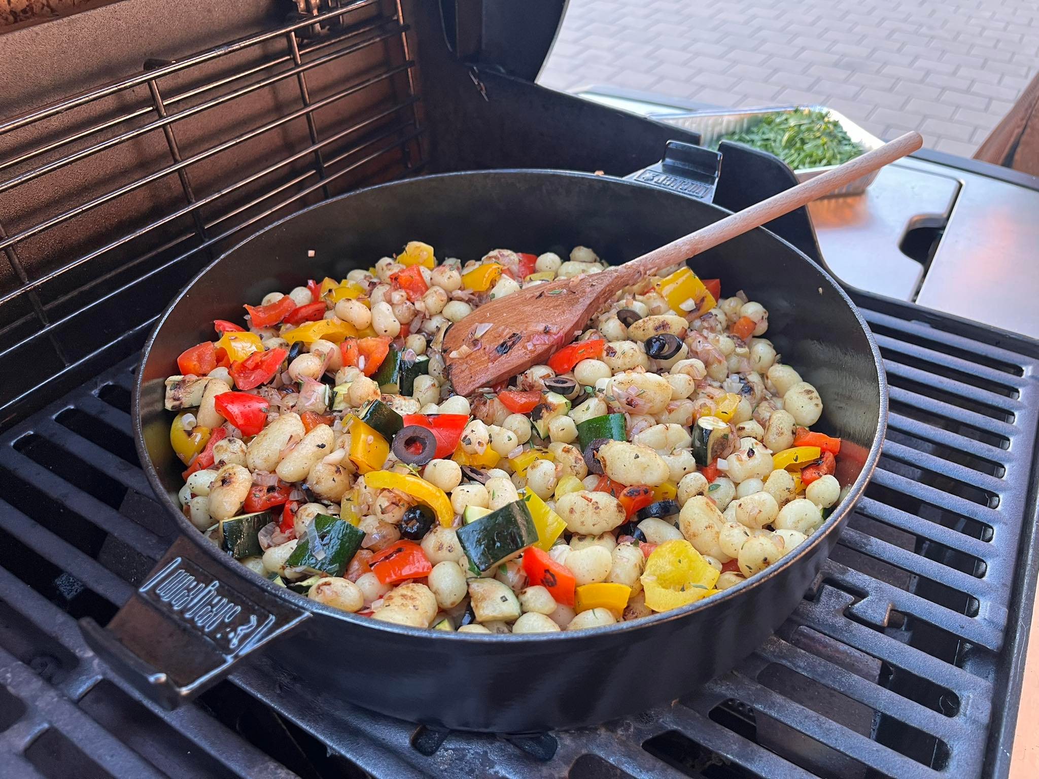 Grilované Gnocchi so zeleninou a fetou - premiešanie v hrnci