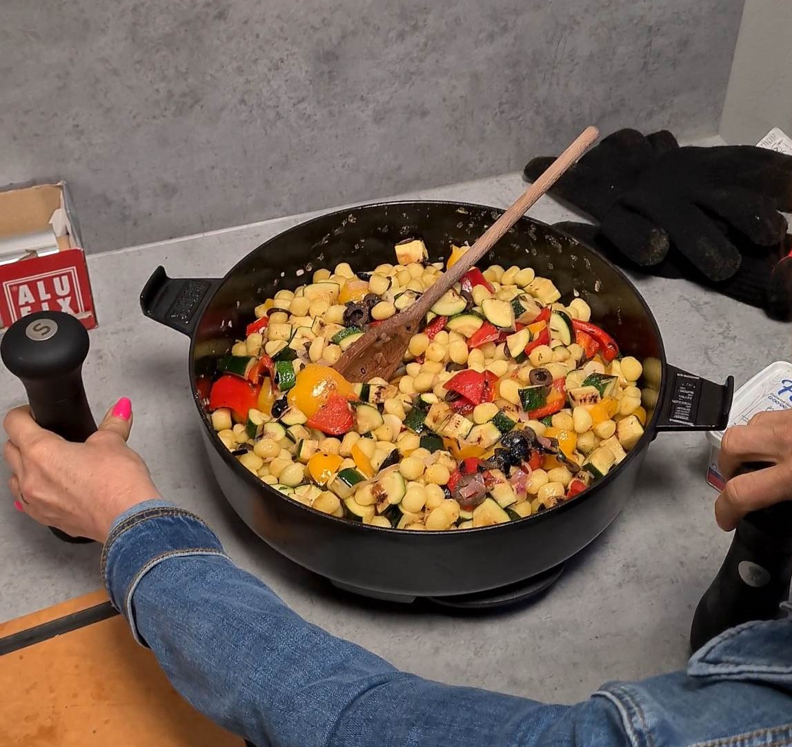 Grilované Gnocchi so zeleninou a fetou - premiešanie v hrnci Grilované Gnocchi so zeleninou a fetou - premiešanie v hrnci