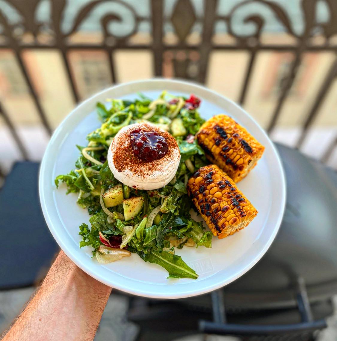 Grilovaný hermelín so šalátom