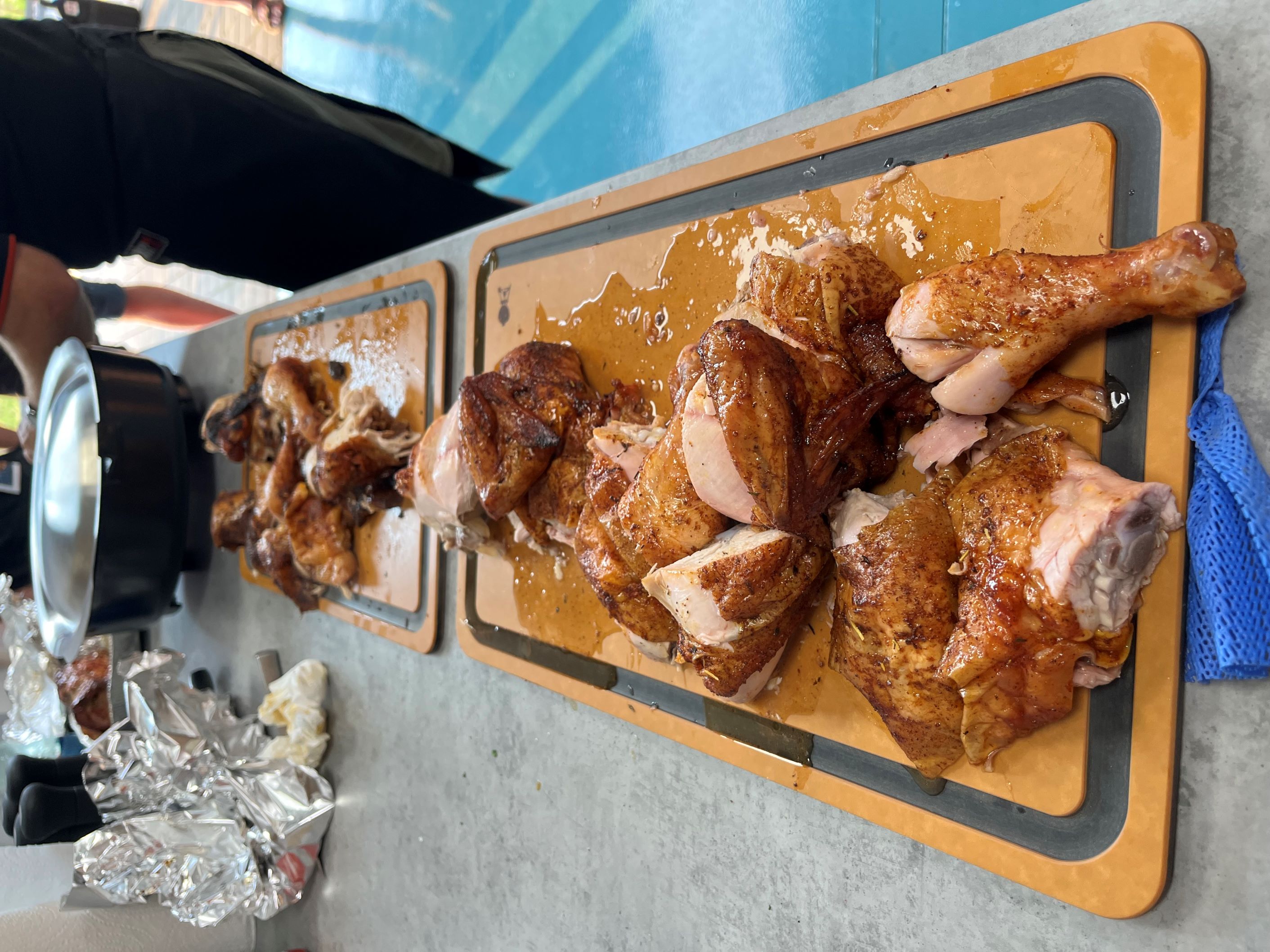 Celé grilované kura na pive - krájanie