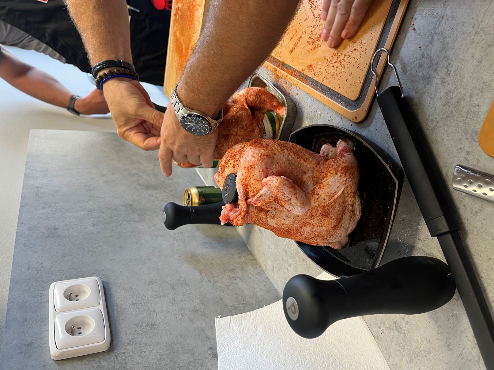 Celé grilované kura na pive - príprava v kuchyni