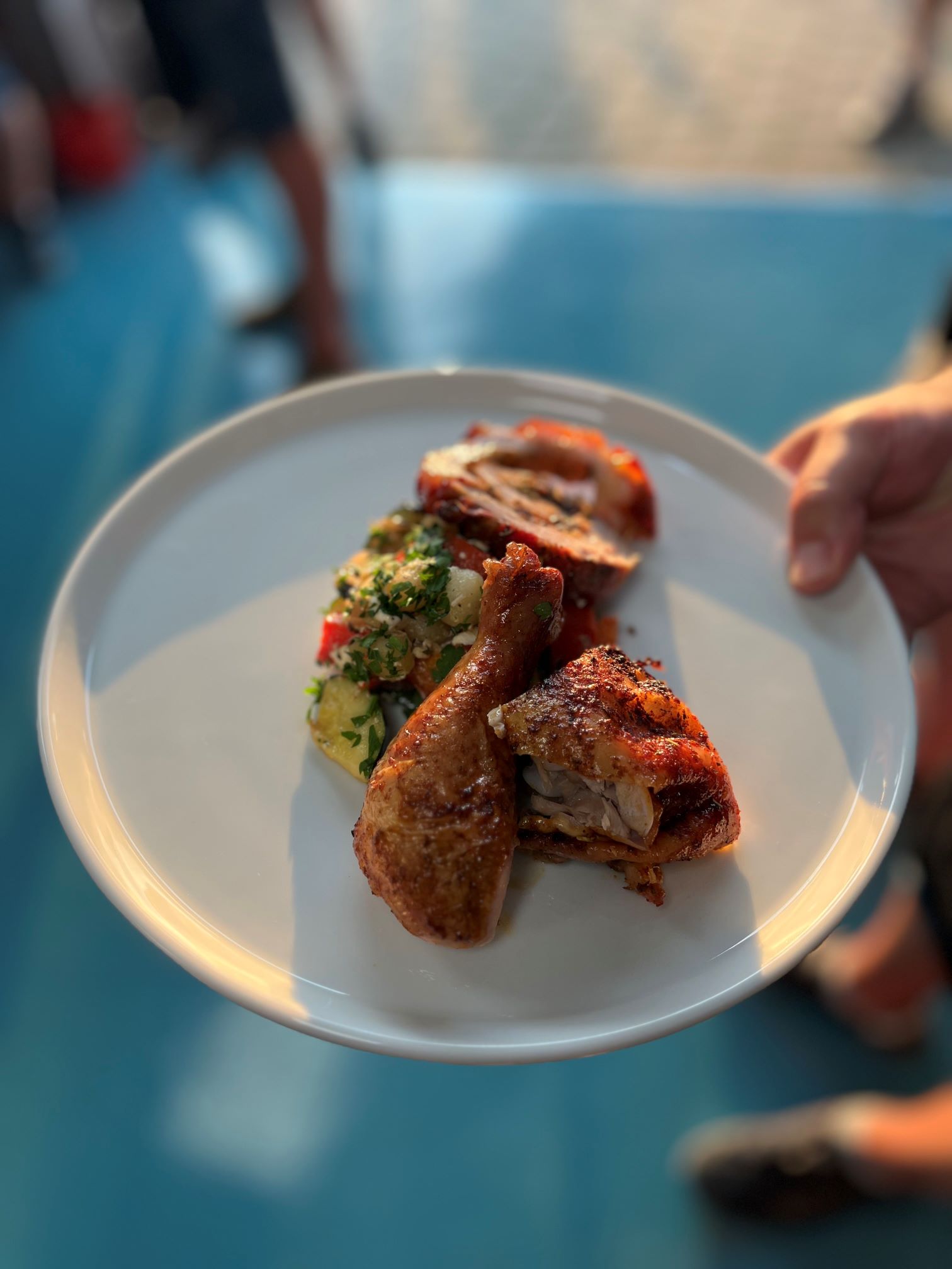 Celé grilované kura na pive - servírovanie