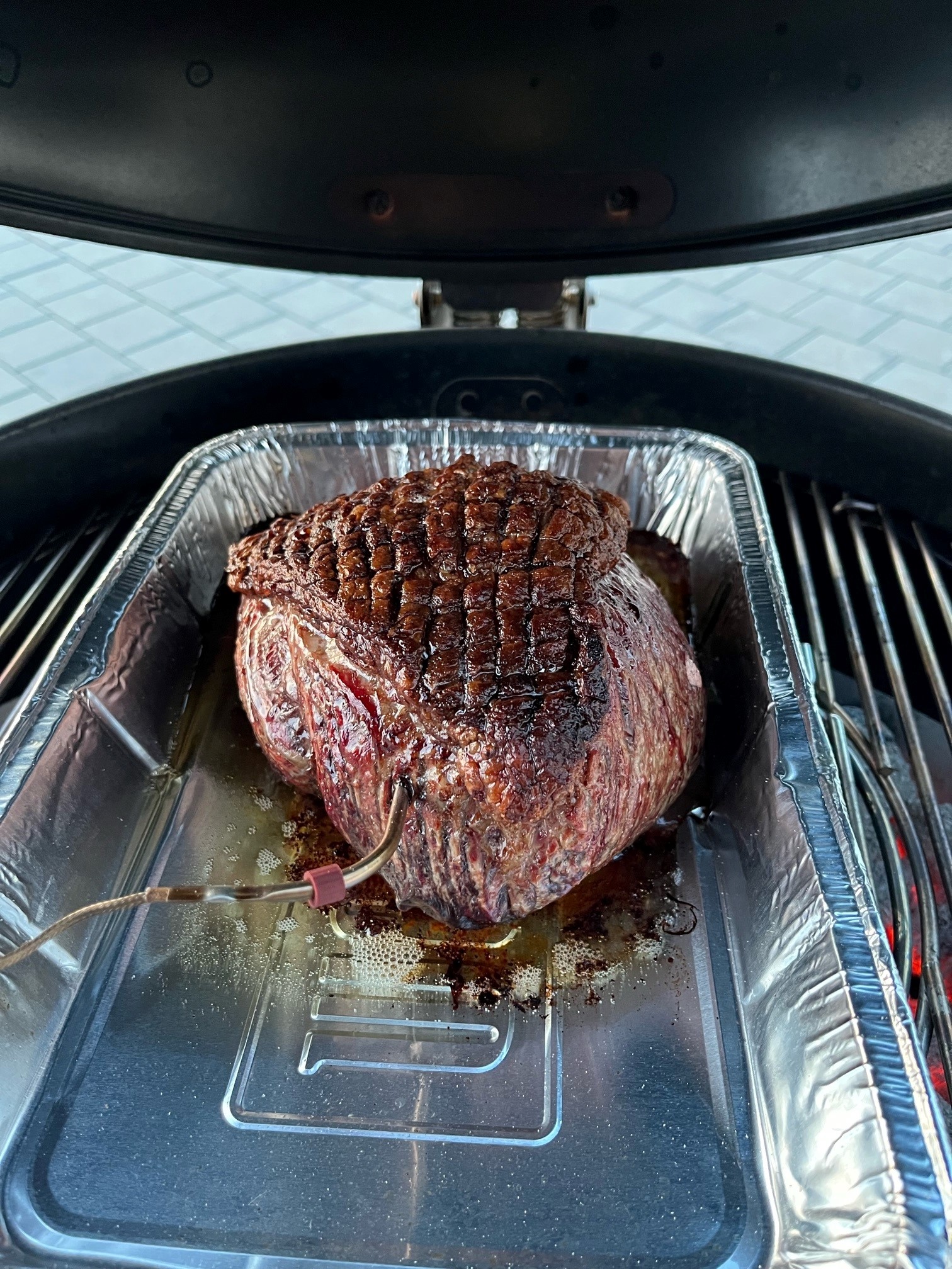Grilovaná hovädzia picanha – teplomer v mäse Grilovaná hovädzia picanha – teplomer v mäse