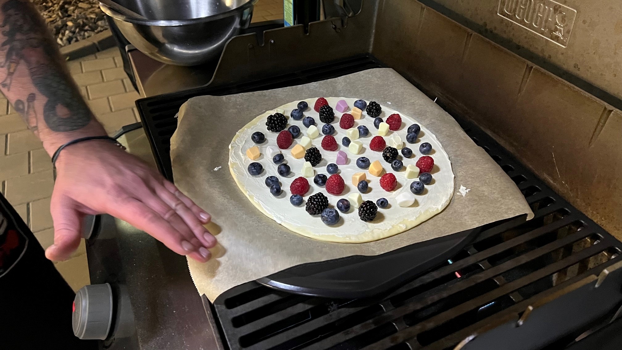 Sladká pizza s lesným ovocím – pizza na grile Sladká pizza s lesným ovocím – pizza na grile
