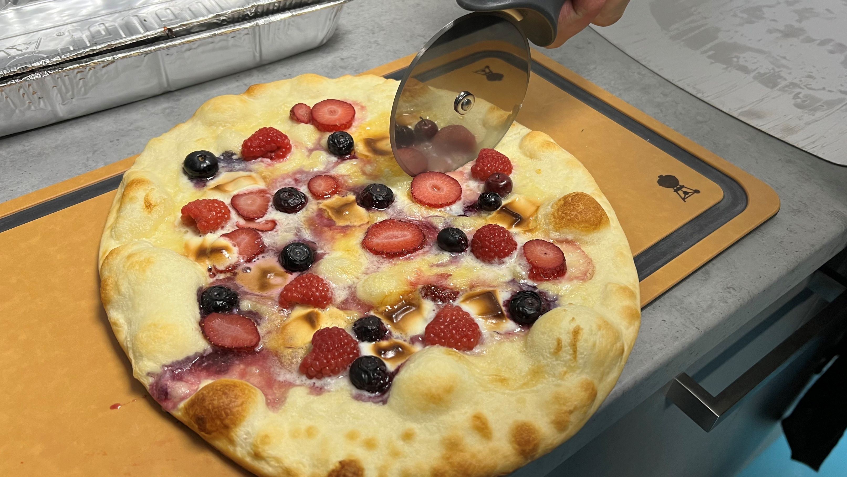 Sladká pizza s lesným ovocím – krájanie Sladká pizza s lesným ovocím – krájanie