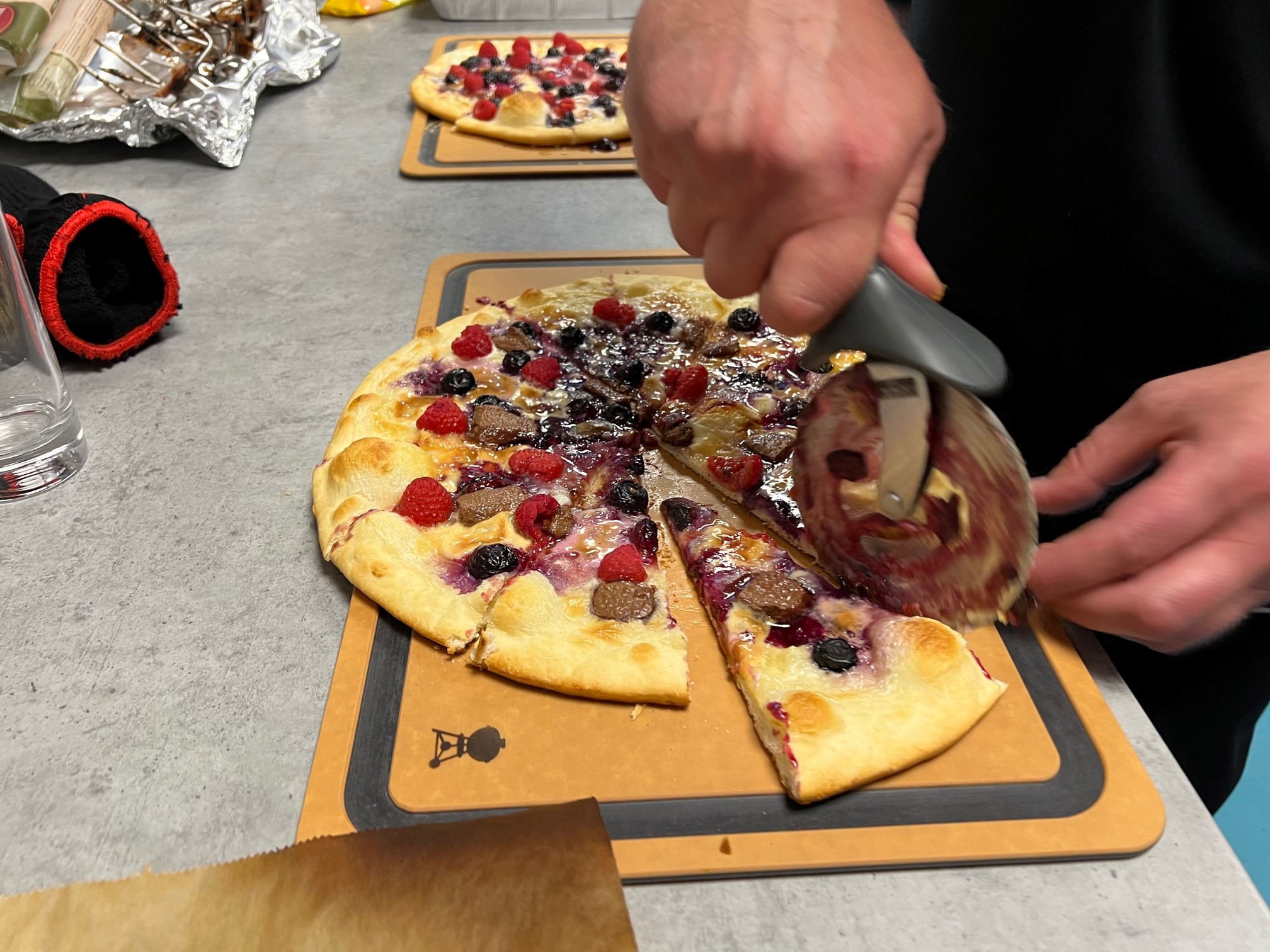 Sladká pizza s lesným ovocím – krájanie Sladká pizza s lesným ovocím – krájanie