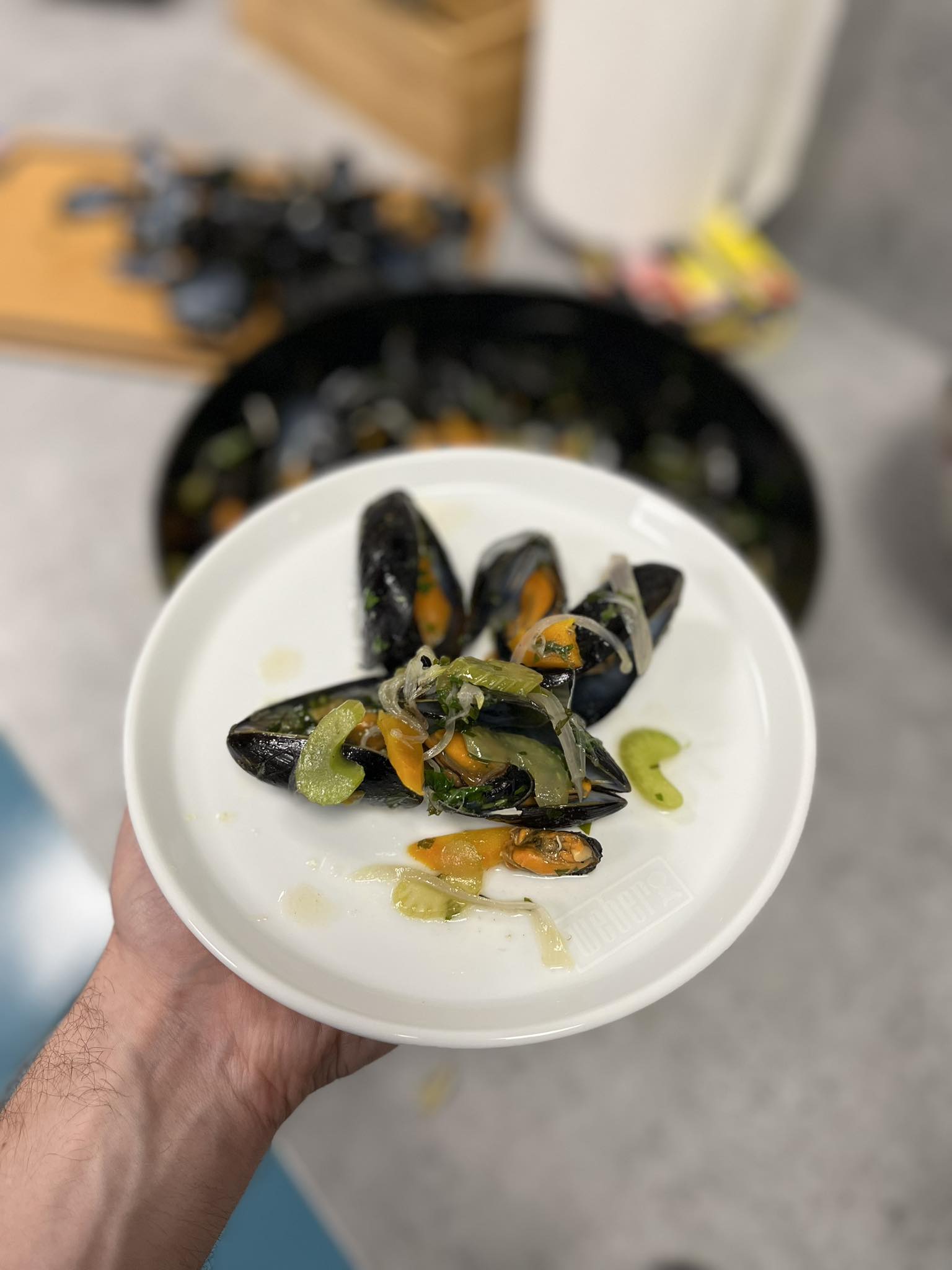 Stredomorské slávky na grile - servírovanie na tanieri