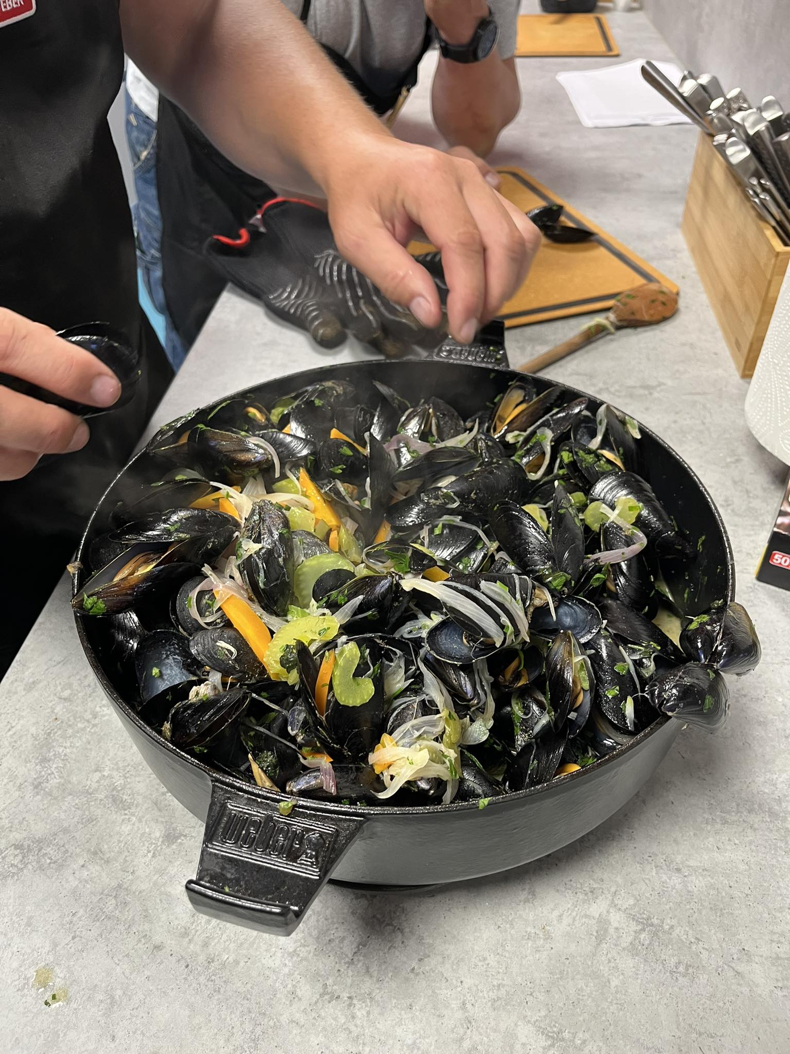 Stredomorské slávky na grile - servírovanie v hrnci