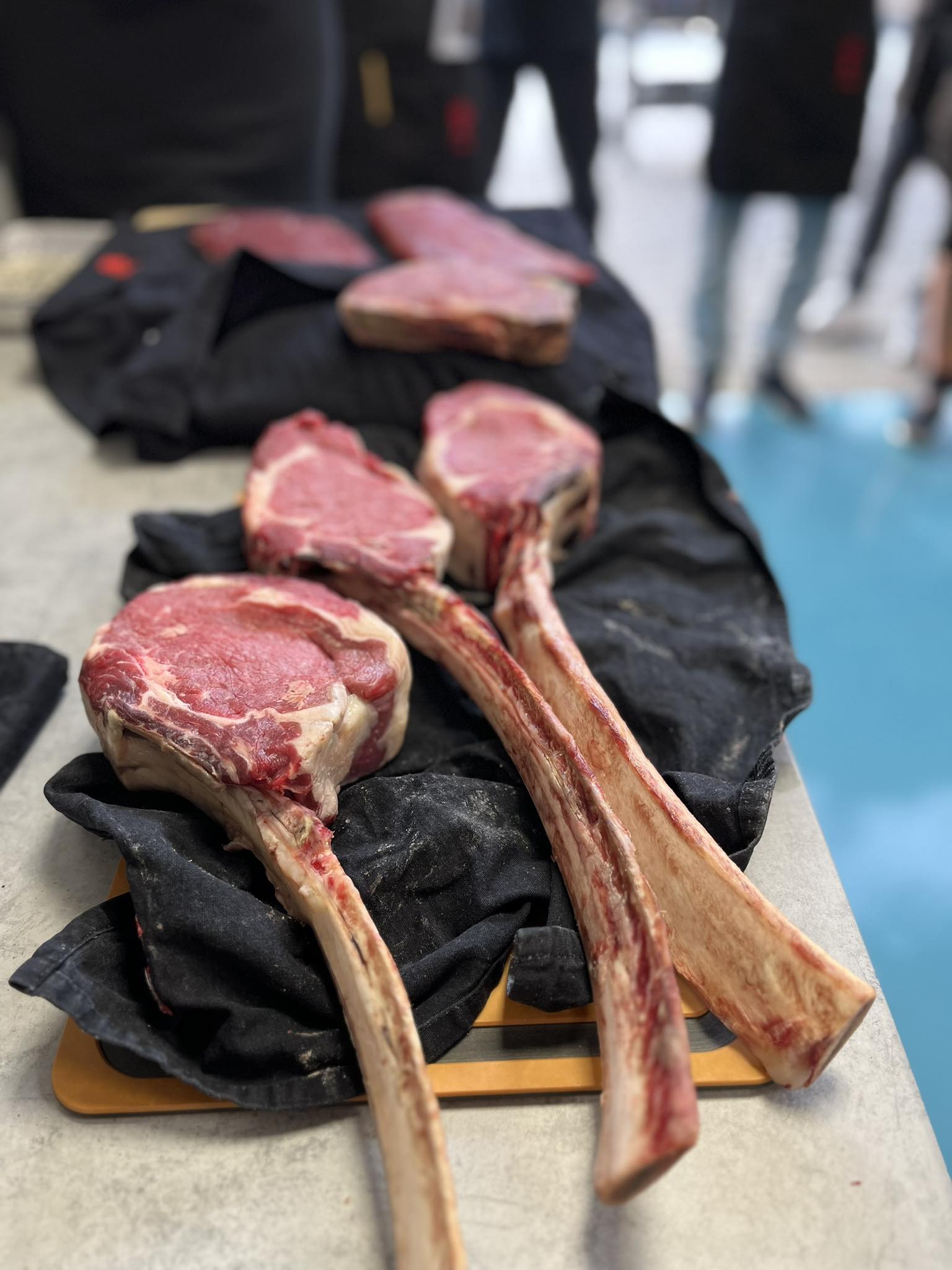 Tomahawk steak na grilu - odpočívá na pokojové teplotě