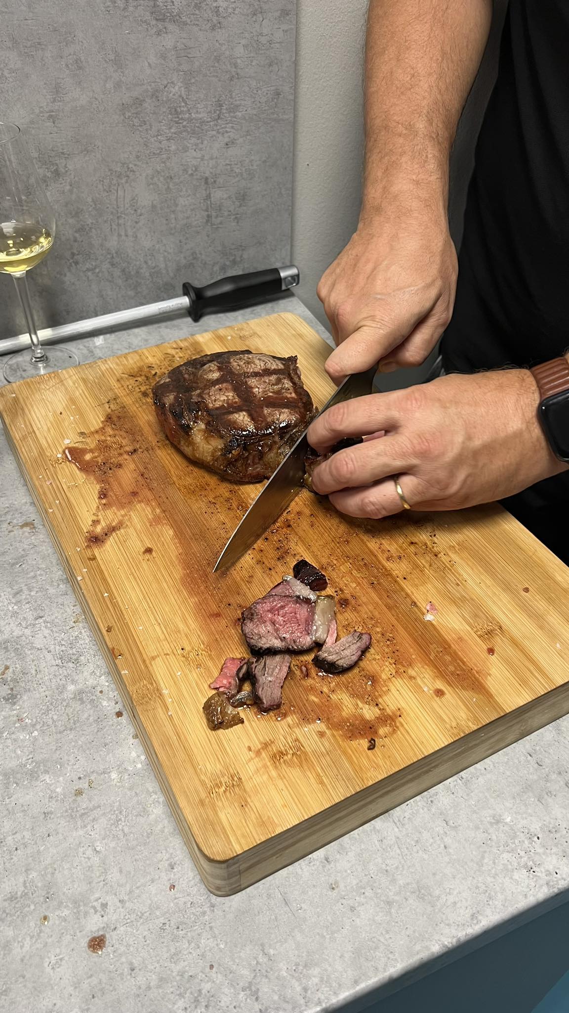 Tomahawk steak na grilu - po ugrilování nafilírujeme