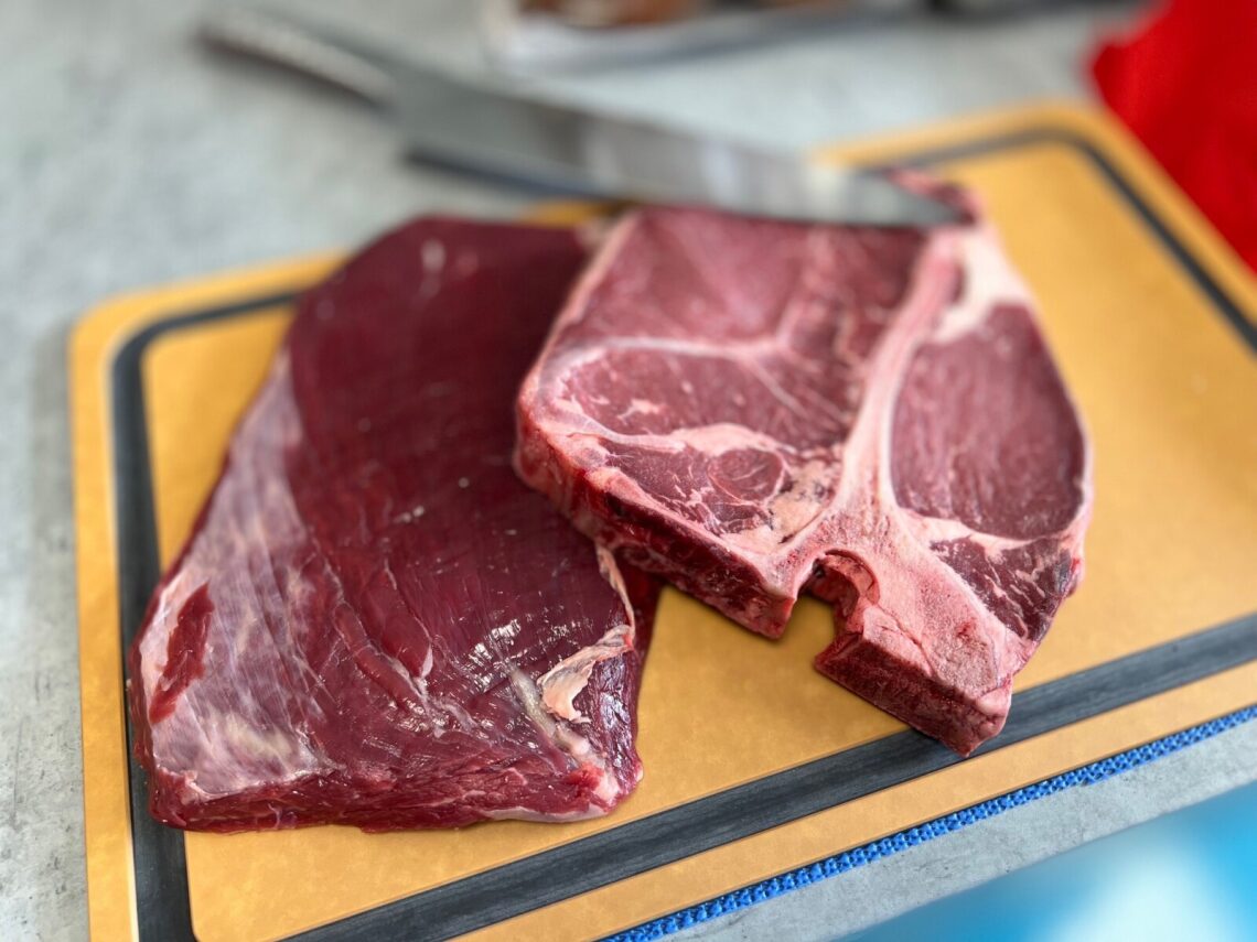 T-bone steak Syrový t-bone steak na prkénku