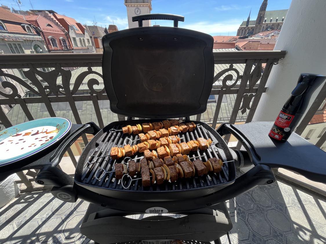 Grilování na balkoně s elektrickým grilem Weber Q
