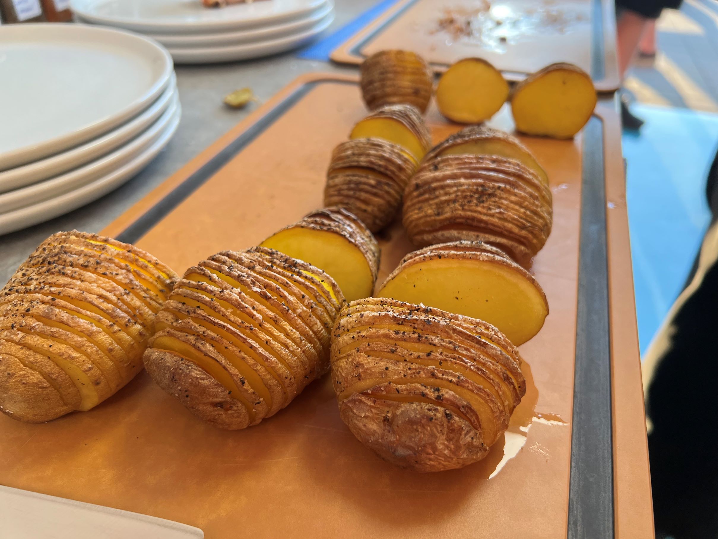 Hasselback pečené brambory na grilu - připravené před servírováním