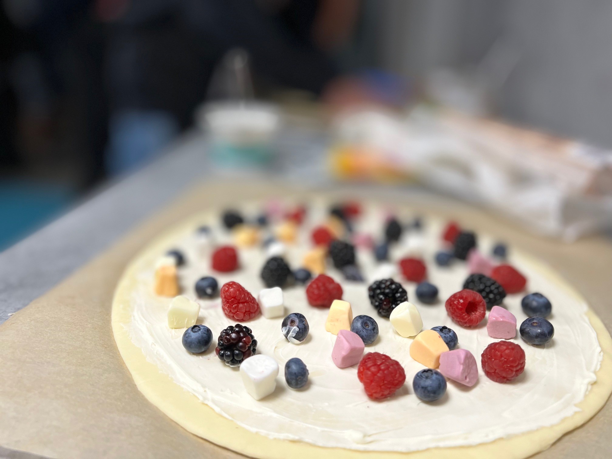 Sladká pizza s lesným ovocím – príprava v kuchyni Sladká pizza s lesným ovocím – príprava v kuchyni