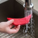 Modrý ochranný silikónový návlek na madlo liatinovej panvice Lodge