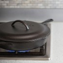 Liatinová poklica Lodge 23 cm