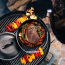 Liatinový hrniec Lodge 6,6 l s poklicou a madlom