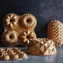 Nordic Ware forma na mini bábovky Premium, 12 formičiek, zlatá