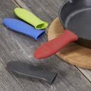 Modrý ochranný silikónový návlek na rukoväť liatinovej panvice Lodge