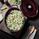 Oválny liatinový hrniec Staub 31 cm, grenadina