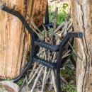 Lodge stojan na varenie s liatinovým riadom v otvorenom ohni